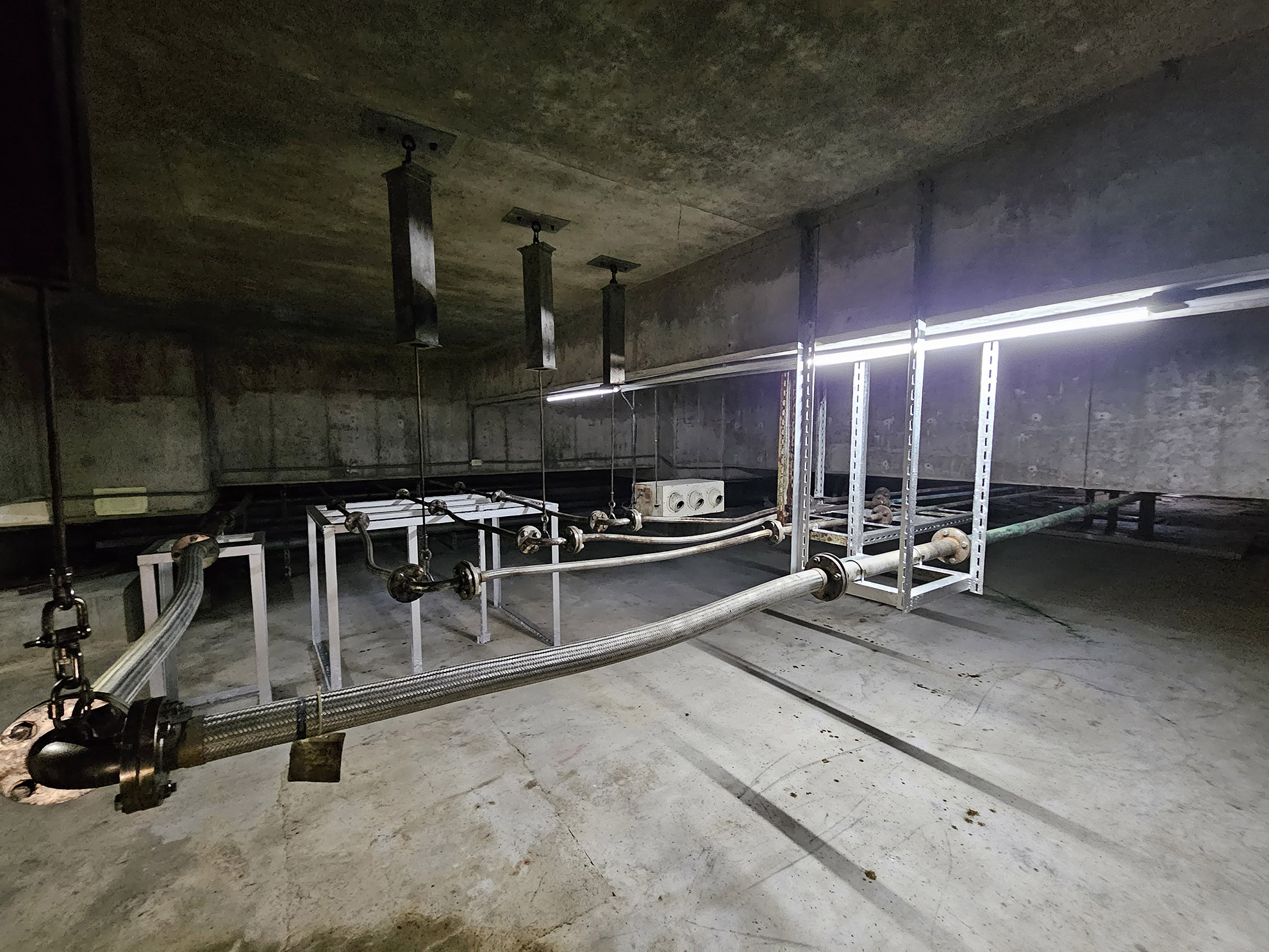 réseau de l'hopital qui lui était sur isolateur donc avec un déplacement lors du séisme de l'ordre de 50 cm. Les réseaux sont souples dans les parties des changements de direction et ils se sont très bien comportés. Les boitiers noirs verticaux sont des ressorts encapsulés. 